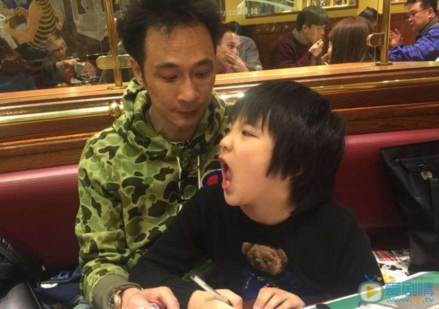 吴镇宇和儿子费曼合照 吴镇宇高清写真_吴镇宇高清剧照