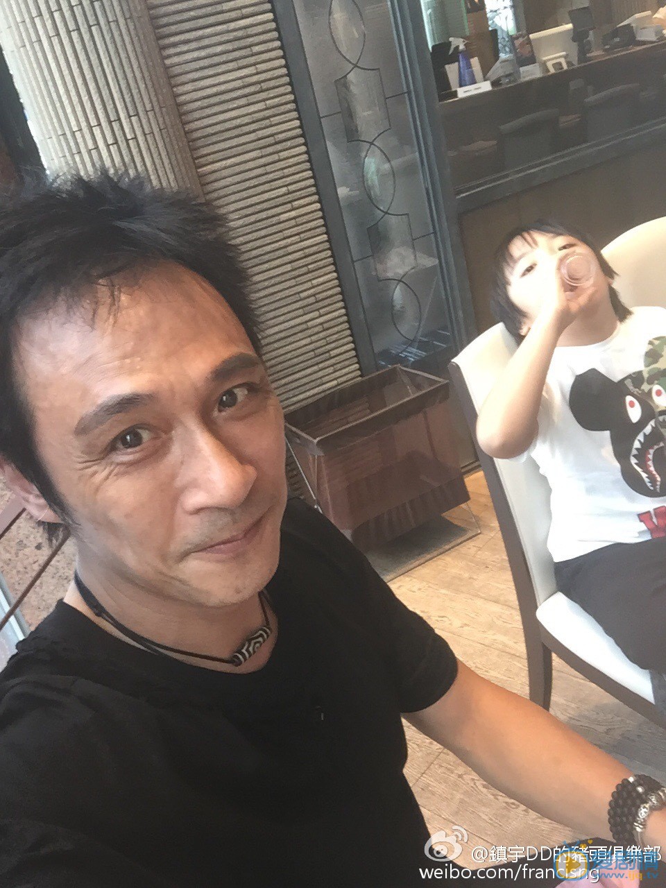 吴镇宇和儿子费曼合照 吴镇宇高清写真_吴镇宇高清剧照