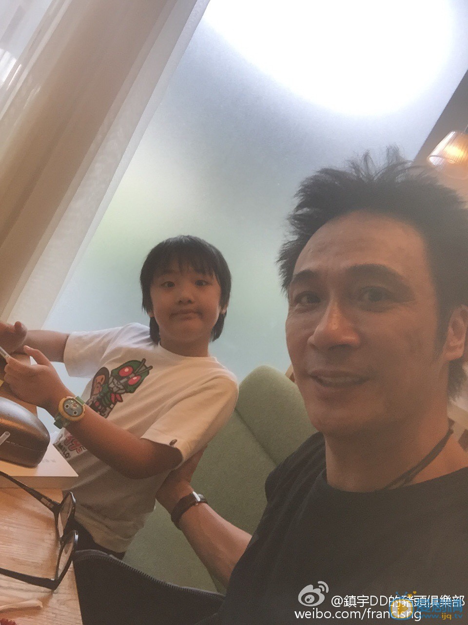 吴镇宇和儿子费曼合照 吴镇宇高清写真_吴镇宇高清剧照