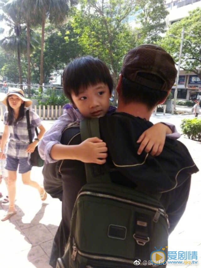 吴镇宇和儿子费曼合照 吴镇宇高清写真_吴镇宇高清剧照