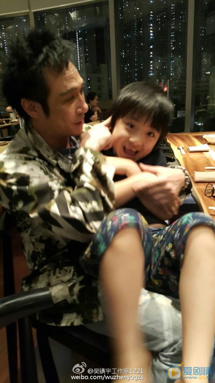 吴镇宇和儿子费曼合照 吴镇宇高清写真_吴镇宇高清剧照