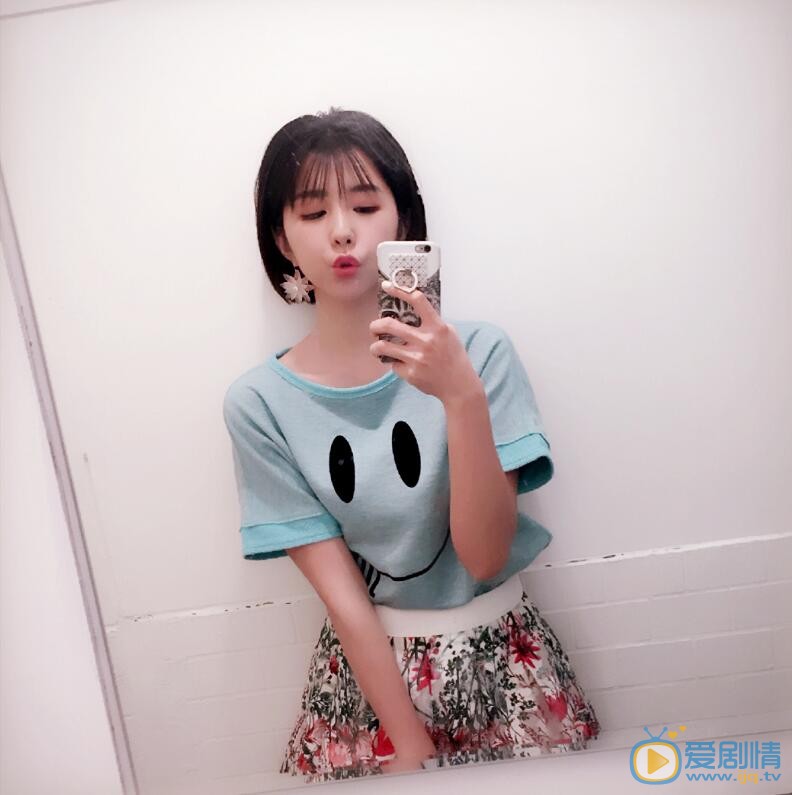 邵雨薇卖萌照 邵雨薇高清写真_邵雨薇高清剧照