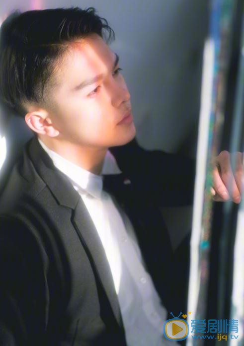 王浩歌黑色制服写真 王浩歌高清写真_王浩歌高清剧照