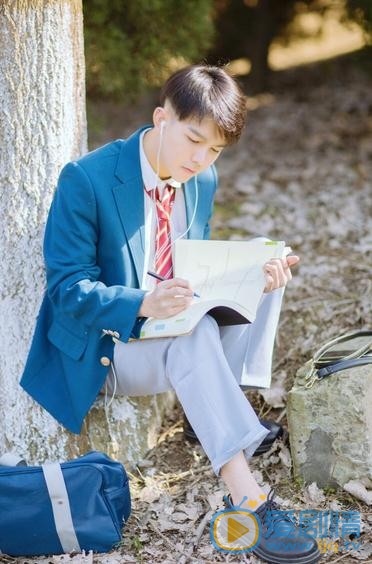 王浩歌蓝色制服写真 王浩歌高清写真_王浩歌高清剧照