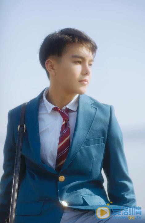 王浩歌蓝色制服写真 王浩歌高清写真_王浩歌高清剧照