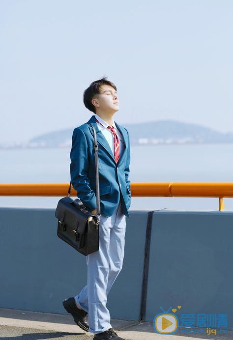王浩歌蓝色制服写真 王浩歌高清写真_王浩歌高清剧照