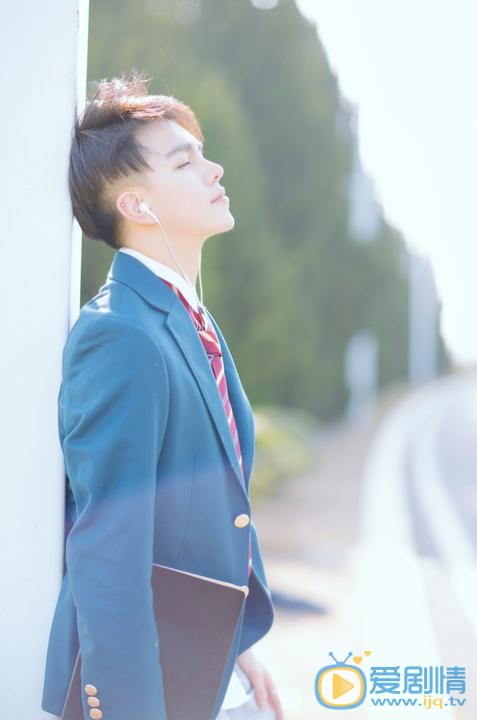 王浩歌蓝色制服写真 王浩歌高清写真_王浩歌高清剧照