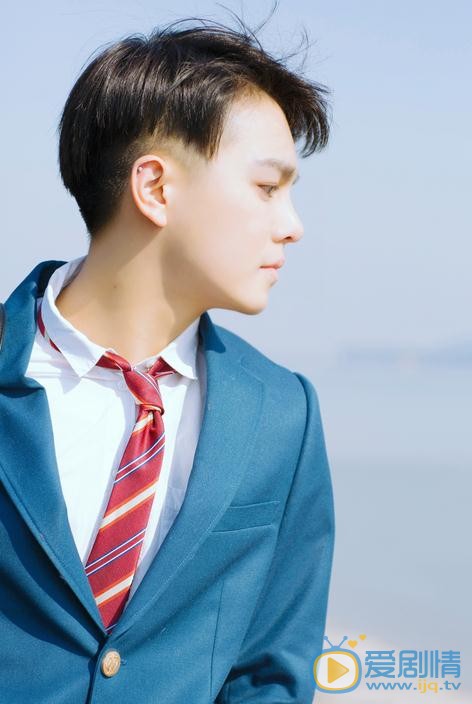 王浩歌蓝色制服写真 王浩歌高清写真_王浩歌高清剧照