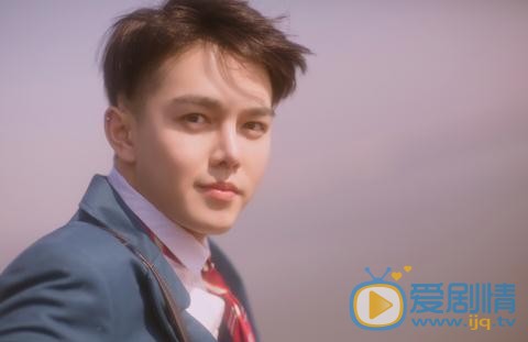 王浩歌蓝色制服写真 王浩歌高清写真_王浩歌高清剧照