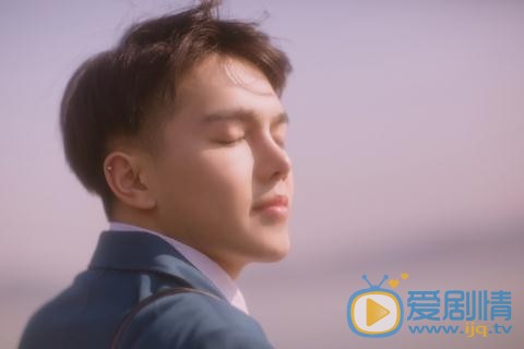 王浩歌蓝色制服写真 王浩歌高清写真_王浩歌高清剧照