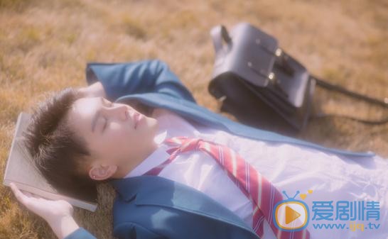 王浩歌蓝色制服写真 王浩歌高清写真_王浩歌高清剧照