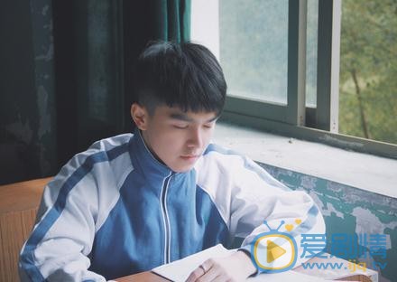 王浩歌校服写真 王浩歌高清写真_王浩歌高清剧照