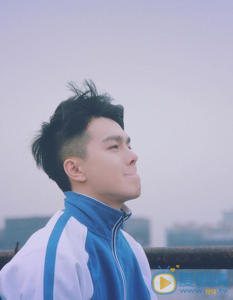 王浩歌校服写真 王浩歌高清写真_王浩歌高清剧照