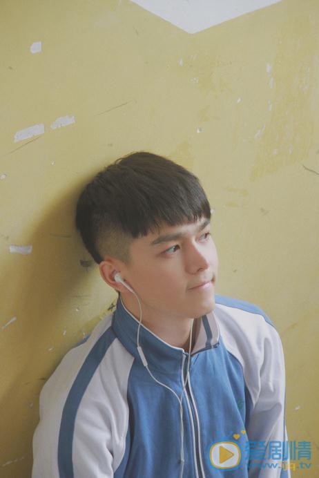 王浩歌校服写真 王浩歌高清写真_王浩歌高清剧照