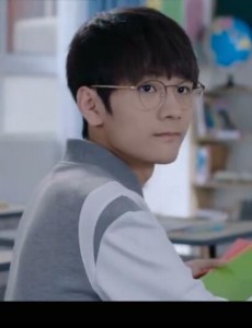 我们的少年时代薛铁为什么要用诅咒信诅咒众人？薛铁被学校开除了吗？薛铁结局是什么？