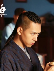 河神将播 李现挑战“小脏辫”造型帅到炸