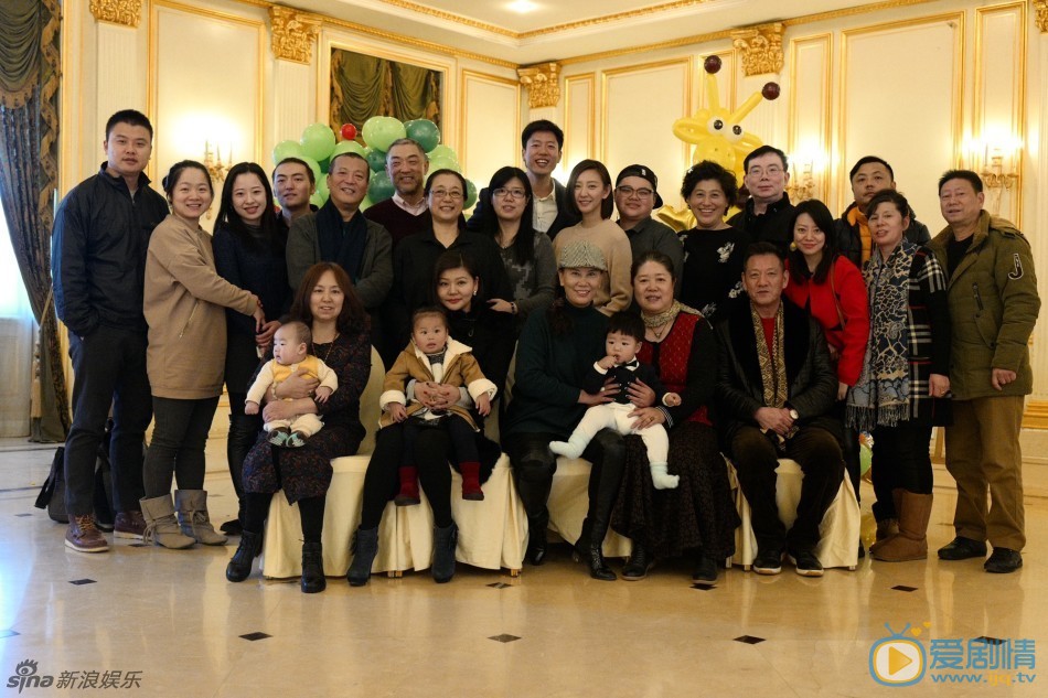 凌潇肃全家福 凌潇肃高清写真_凌潇肃高清剧照