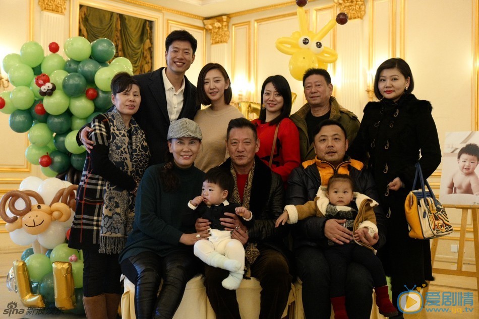凌潇肃全家福 凌潇肃高清写真_凌潇肃高清剧照
