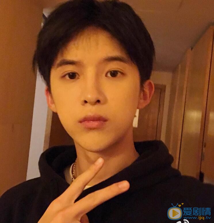 孙泽源卖萌照 孙泽源高清写真_孙泽源高清剧照
