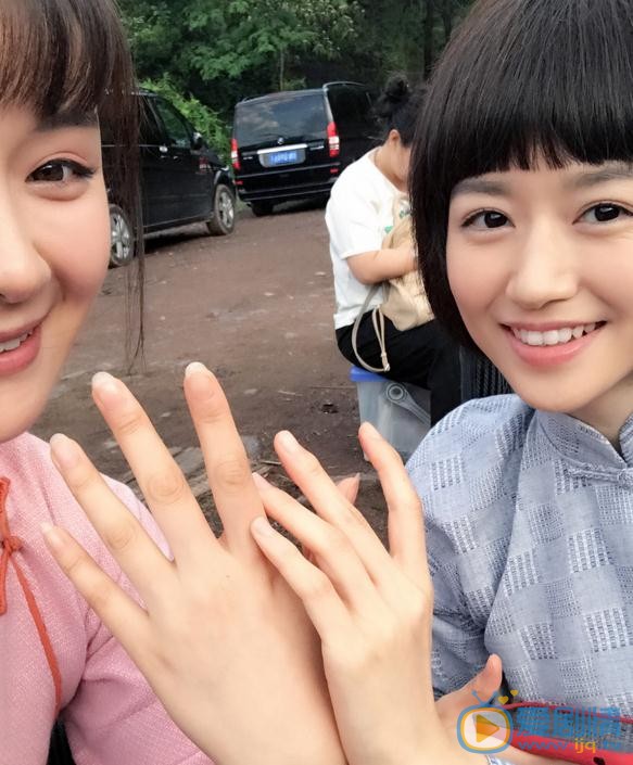 梅俪儿片场照