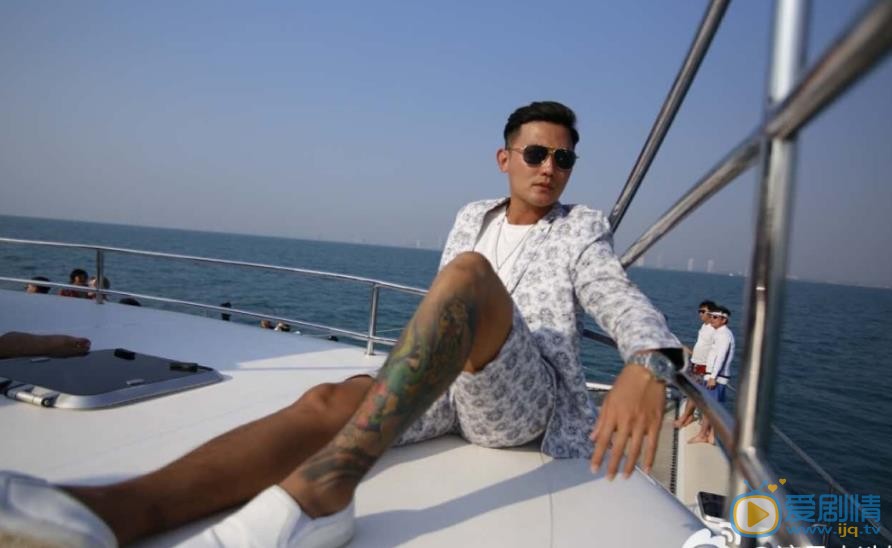 李浩轩街拍大片 李浩轩高清写真_李浩轩高清剧照