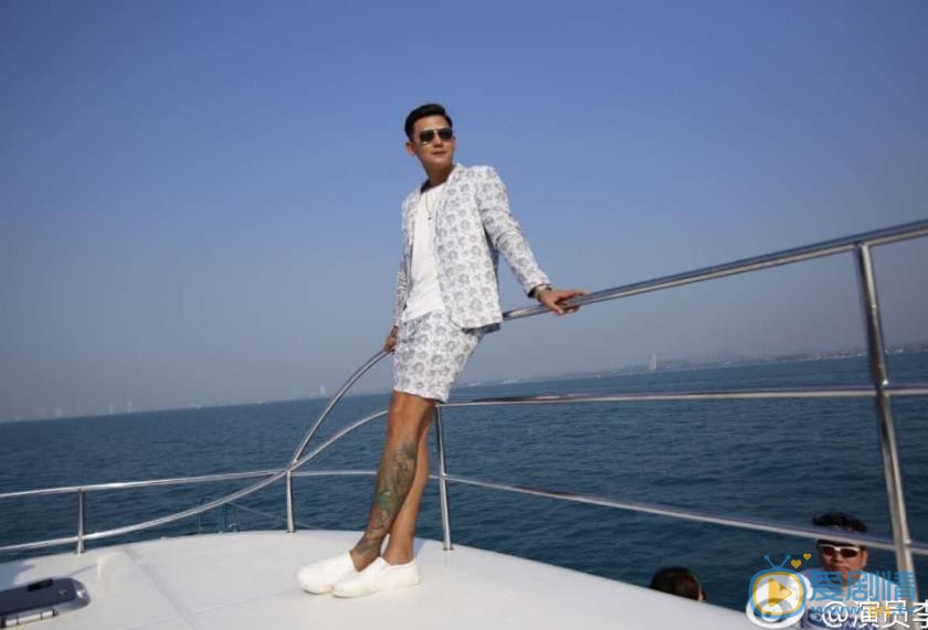 李浩轩街拍大片 李浩轩高清写真_李浩轩高清剧照