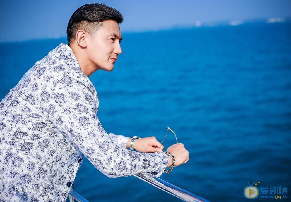 李浩轩街拍大片 李浩轩高清写真_李浩轩高清剧照