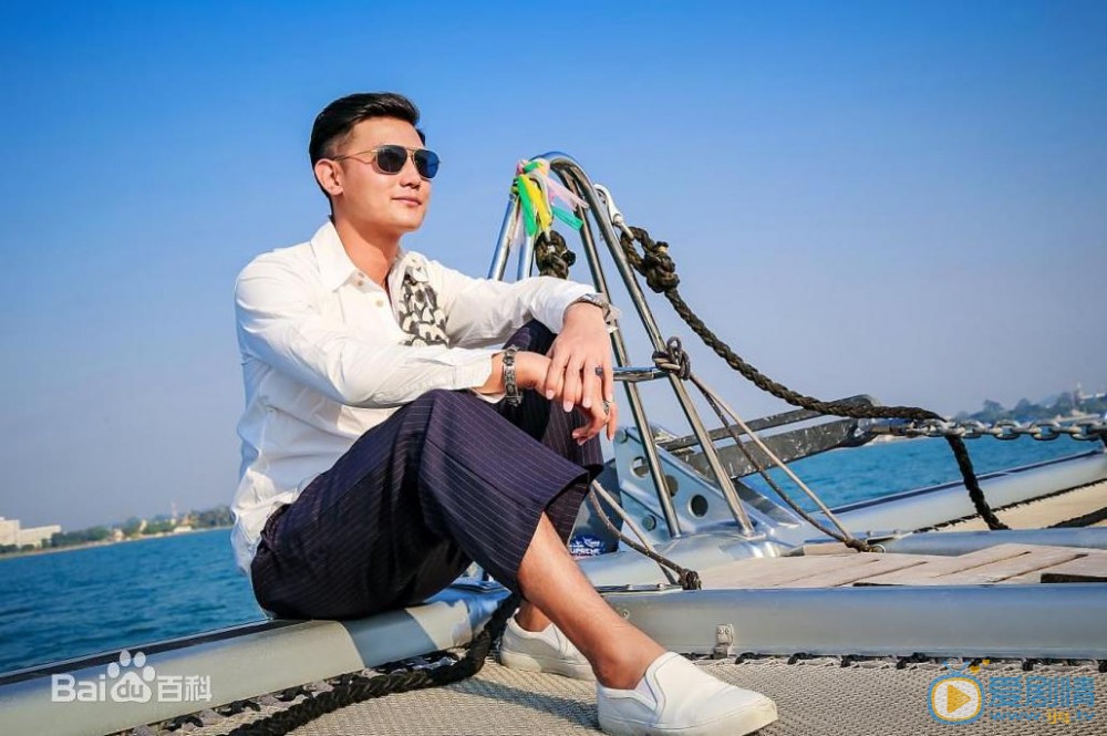李浩轩街拍大片 李浩轩高清写真_李浩轩高清剧照