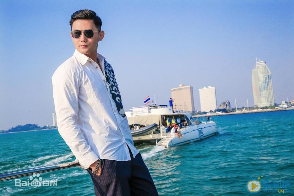 李浩轩街拍大片 李浩轩高清写真_李浩轩高清剧照