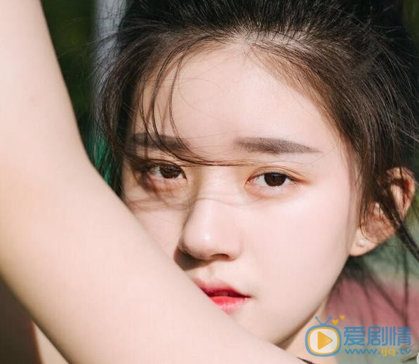 赵露思运动装写着 赵露思高清写真_赵露思高清剧照