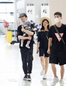 陈晓陈妍希携儿子小星星首次曝光 陈晓宠溺喂奶被赞奶爸有爱