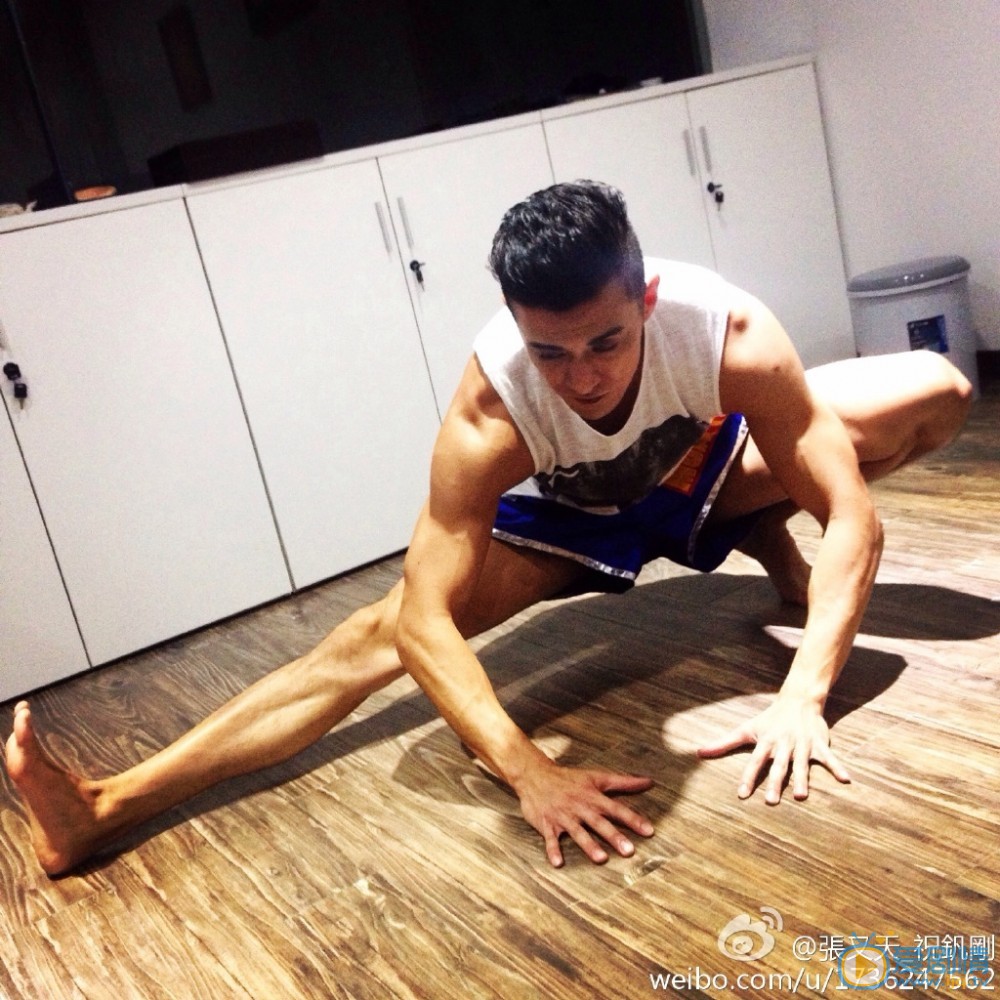 张佑天健身肌肉照 张佑天高清写真_张佑天高清剧照