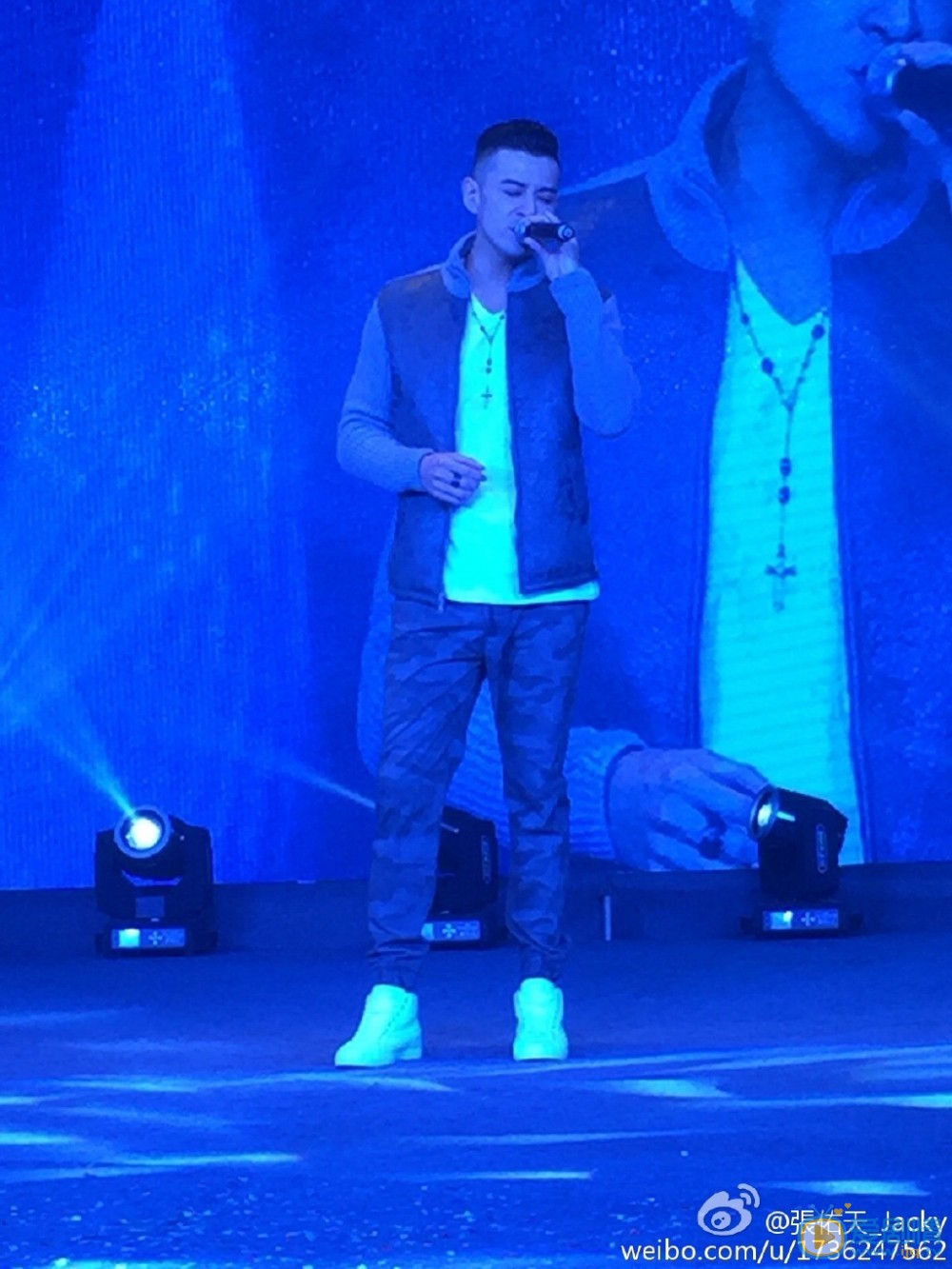 张佑天演唱会 张佑天高清写真_张佑天高清剧照