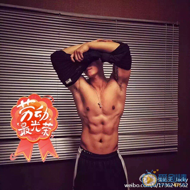 张佑天健身肌肉照 张佑天高清写真_张佑天高清剧照