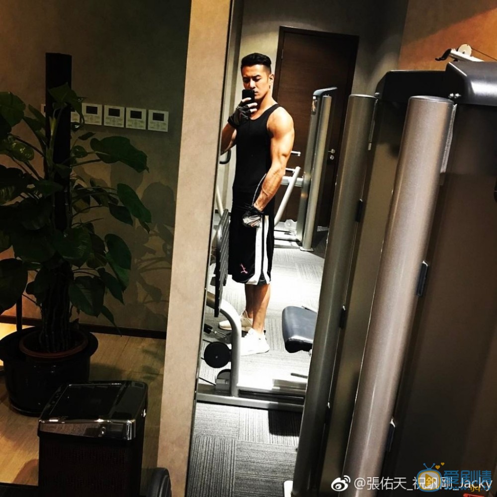 张佑天健身肌肉照 张佑天高清写真_张佑天高清剧照
