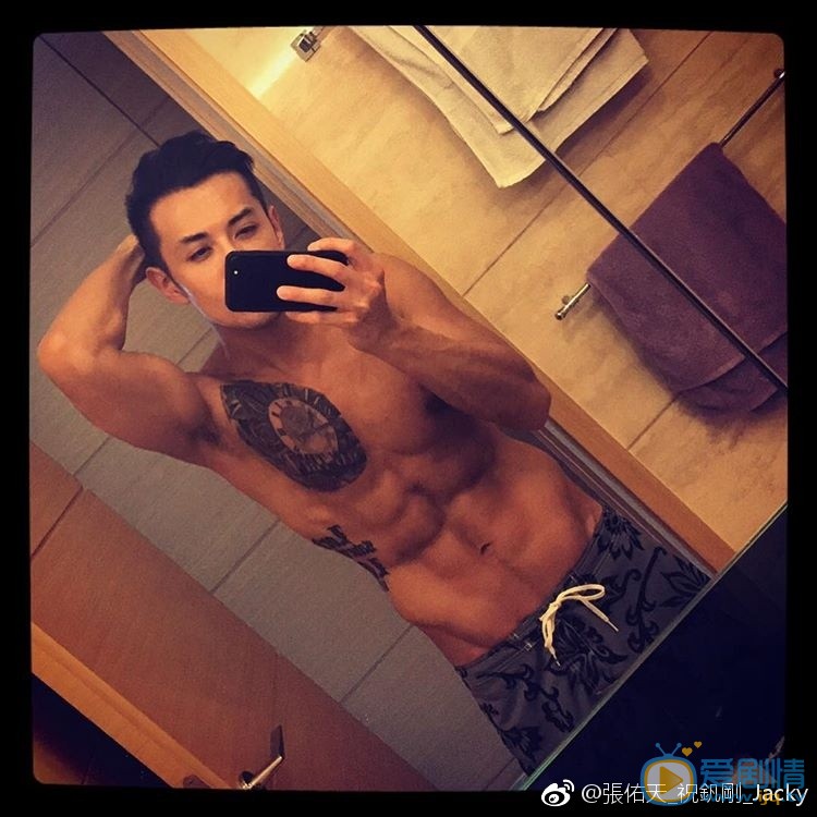 张佑天健身肌肉照 张佑天高清写真_张佑天高清剧照