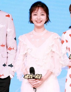 浪花一朵朵开发布会  谭松韵熊梓淇上演花式泳姿