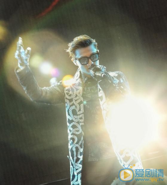 邱胜翊舞台照 邱胜翊高清写真_邱胜翊高清剧照
