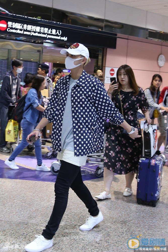 黄子韬机场路透照 黄子韬高清写真_黄子韬高清剧照