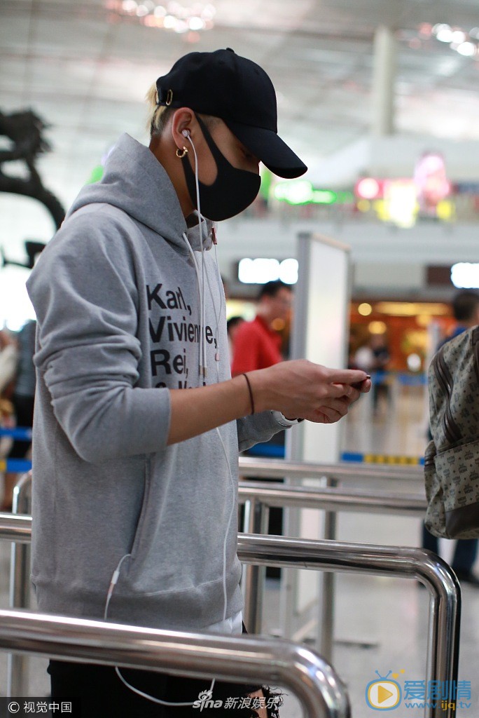 黄子韬机场路透照 黄子韬高清写真_黄子韬高清剧照