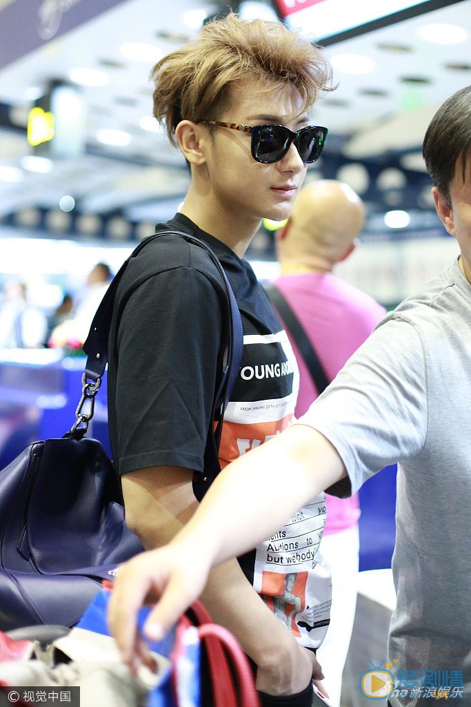 黄子韬机场路透照 黄子韬高清写真_黄子韬高清剧照