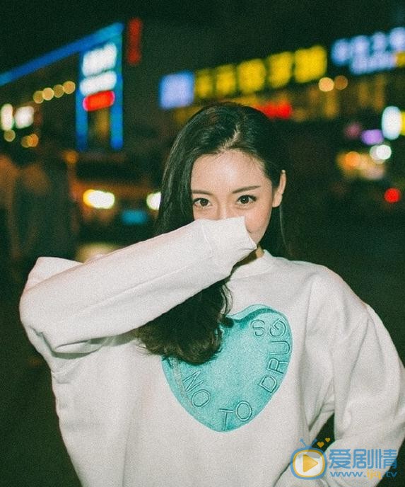 孟璐夜色街拍 孟璐高清写真_孟璐高清剧照