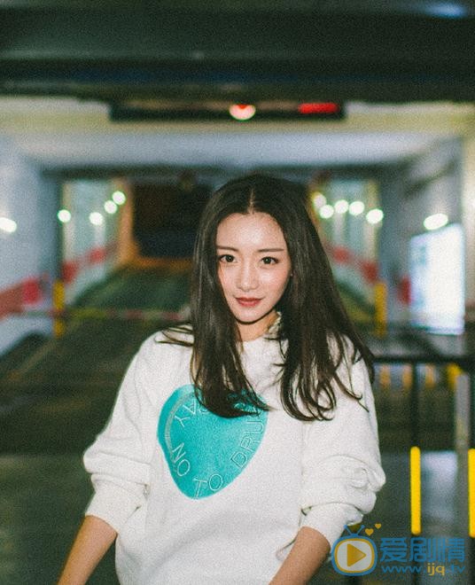 孟璐夜色街拍 孟璐高清写真_孟璐高清剧照