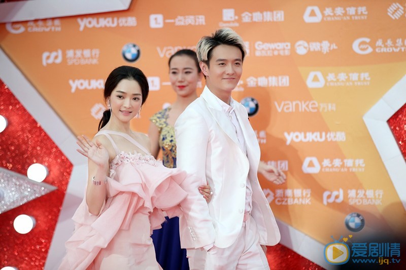 何琢言活动照 何琢言高清写真_何琢言高清剧照