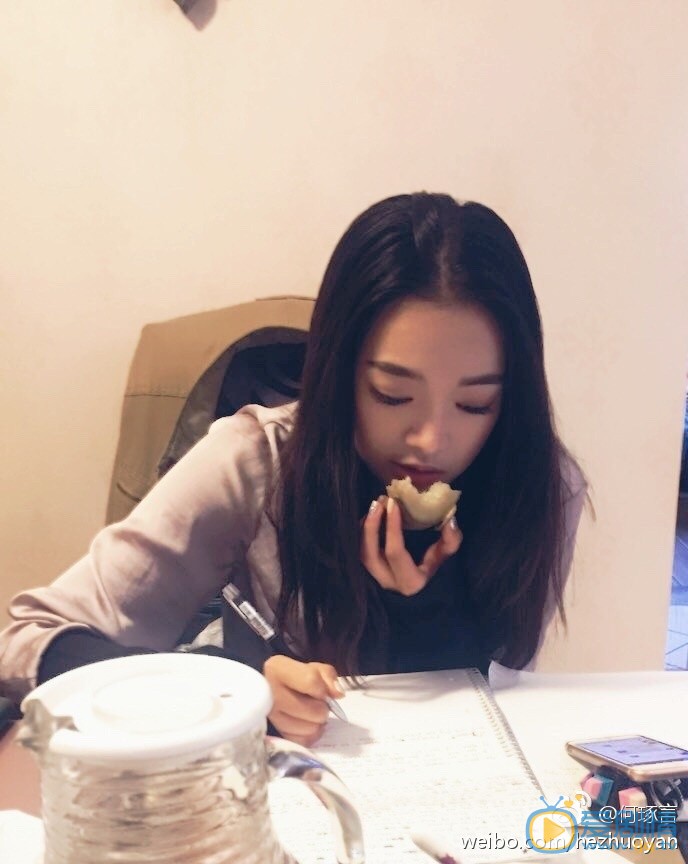 何琢言生活照 何琢言高清写真_何琢言高清剧照
