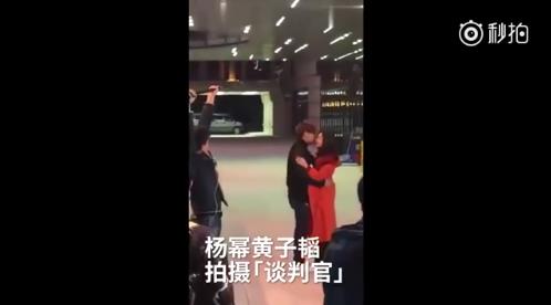 谈判官路透第二弹：黄子韬杨幂恋爱秘诀曝光&mdash;&mdash;牵手+抱抱+亲亲