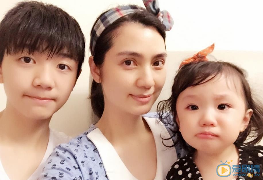 洪欣全家福 洪欣高清写真_洪欣高清剧照