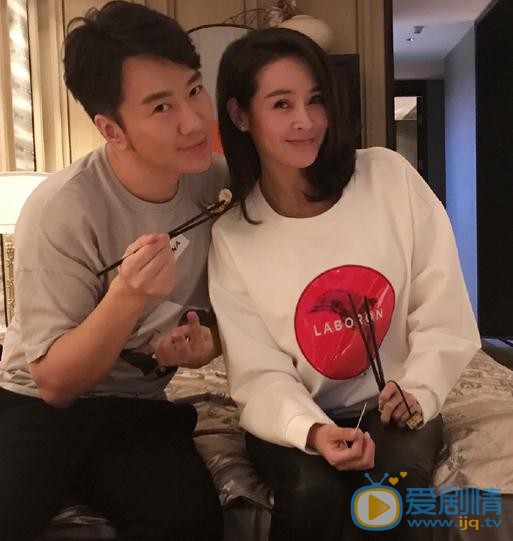 王浩钧与人合照 王浩钧高清写真_王浩钧高清剧照