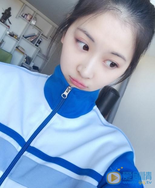 王若溪校服照 王若溪高清写真_王若溪高清剧照