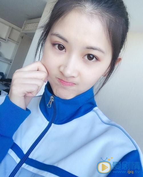 王若溪校服照 王若溪高清写真_王若溪高清剧照